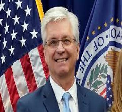 احد اعضاء الفيدرالي والمرشح خلفاً لـ "باول" يدعو لخفض سعر الفائدة 